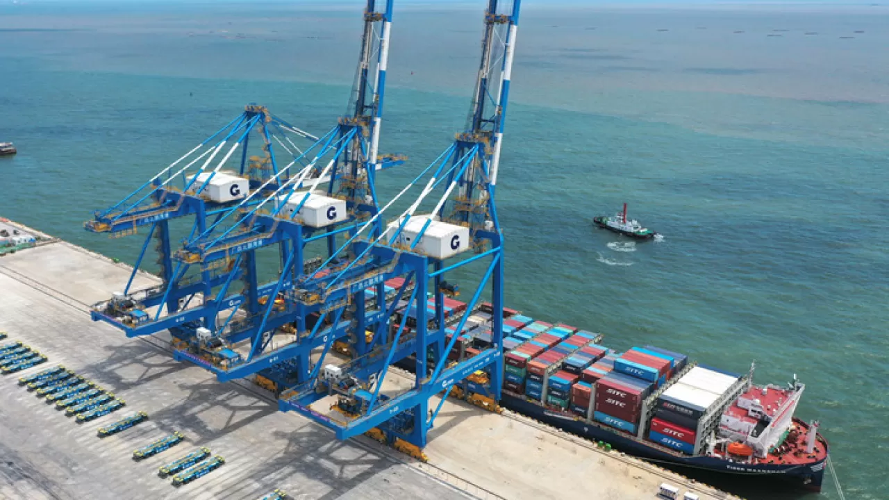 Kiinassa on otettu käyttöön ensimmäinen automatisoitu telakointijärjestelmä, joka poistaa tarpeen käyttää köysiä ja telakoijia.