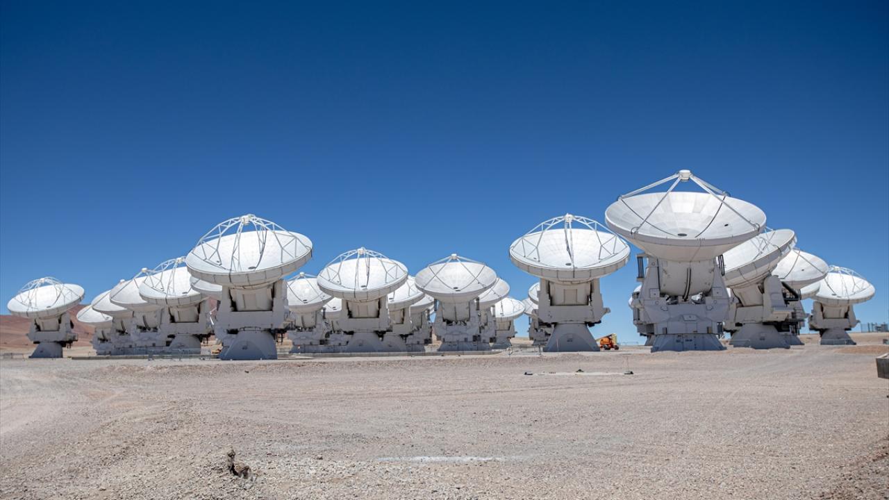Maapallon äärimmäisin radioteleskooppi: se sijaitsee 5000 metrin korkeudessa merenpinnan yläpuolella autiomaassa, maksoi noin 1,4 miljoonaa dollaria, kuluttaa energiaa, joka vastaa koko kaupungin energiankulutusta, ja tarvitsee toimiakseen keinotekoista happea.