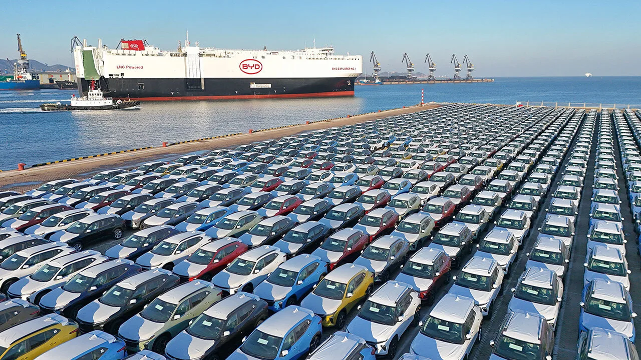 Kiinalainen alus saapuu yli 5000 autolla: miten tämä vaikuttaa paikalliseen markkinaan?