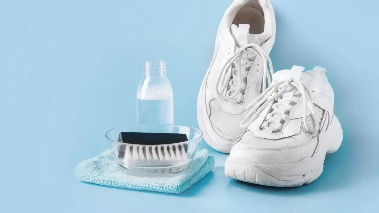 Ei ruokasoodaa, ei nestemäistä saippuaa: kuinka puhdistaa valkoiset lenkkarit kotona niitä pilaamatta.