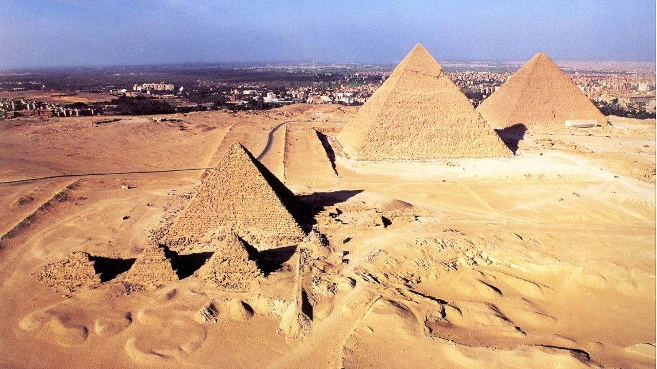 Arkeologit olivat järkyttyneitä löytäessään salaisen sisäänkäynnin yhteen Gizan pyramidista Egyptissä.