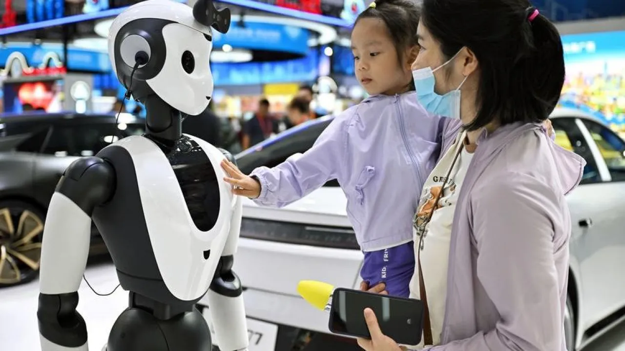 Kiinassa on jo työntekijöitä, jotka kouluttavat ihmisen kaltaisia robotteja vanhalla, hyväksi todetulla tavalla: toistamalla tehtäviä, kunnes ne kyllästyvät.