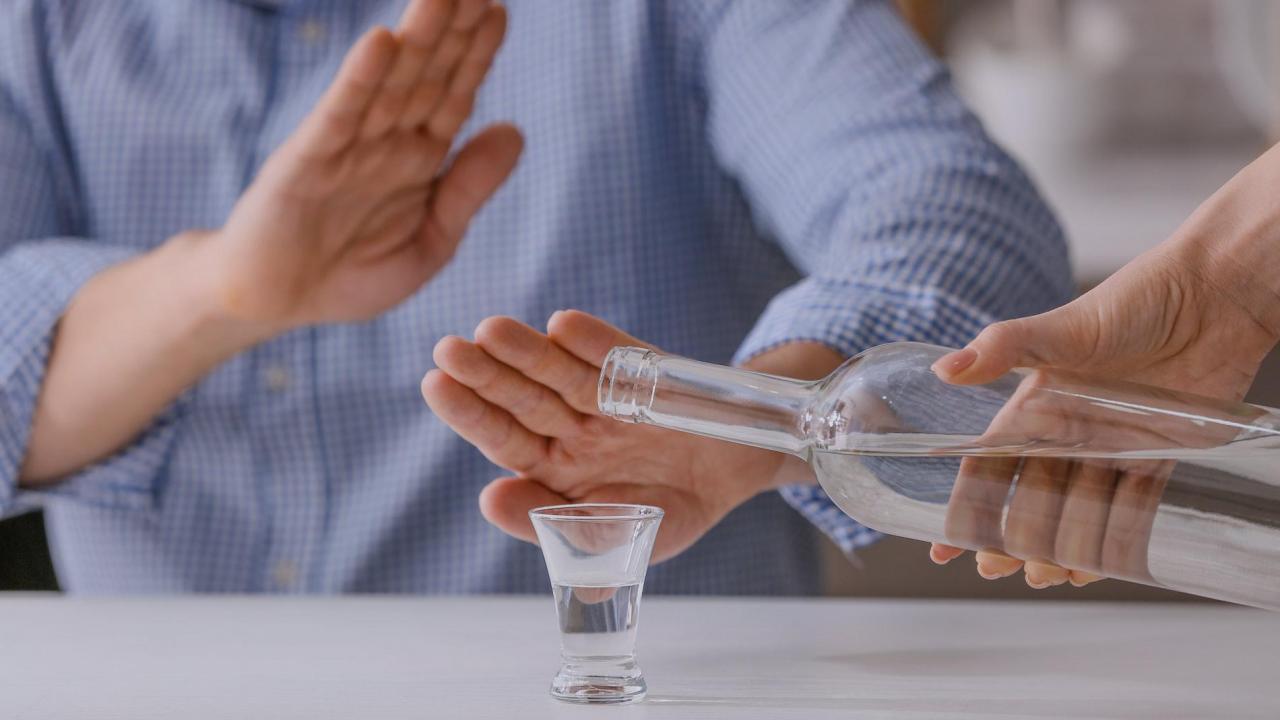 Neurologi: ”Jos olet 65-vuotias tai vanhempi, suosittelisin luopumaan alkoholista kokonaan.”