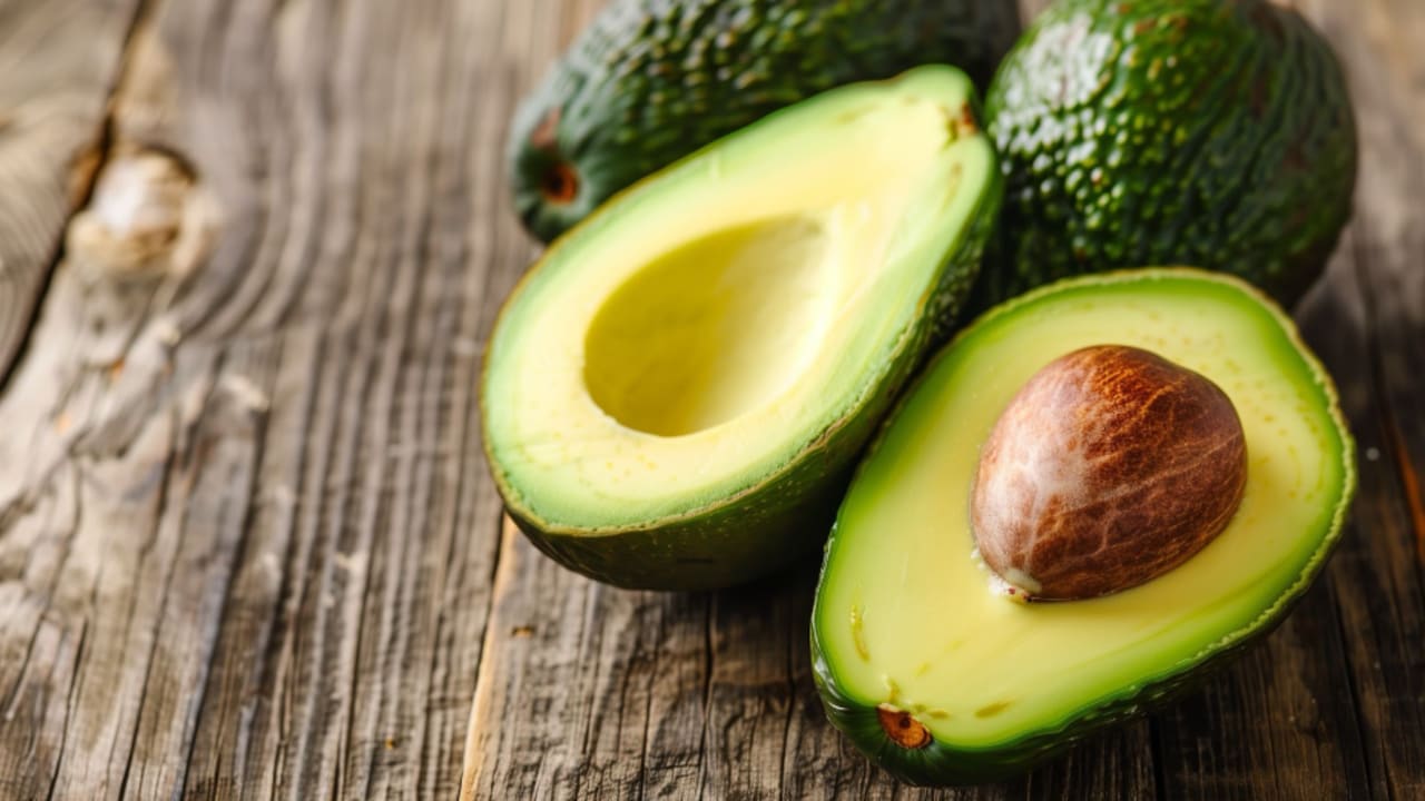 Kypsymättömät avokadot pehmenevät 3 minuutissa menettämättä makuaan. Mieheni käyttää ovelaa temppua, jossa käytetään kulhoa.