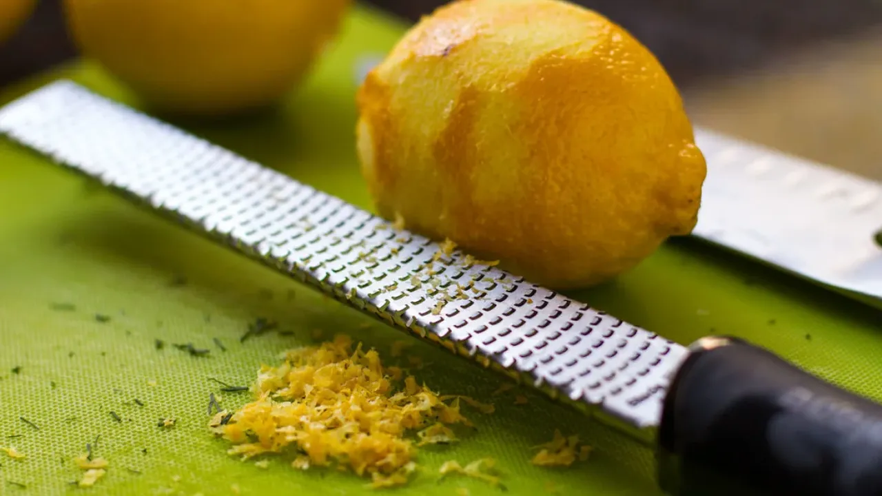 Ovien kahvojen puhdistaminen sitruunankuorella: miksi se on tarpeen ja miksi sitä suositellaan.