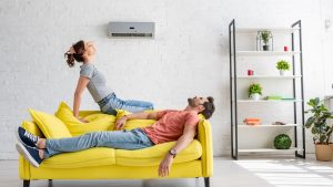 Mikä on halvempaa: kytkeä ilmastointilaite pois päältä ja päälle vai jättää se käymään koko päiväksi?