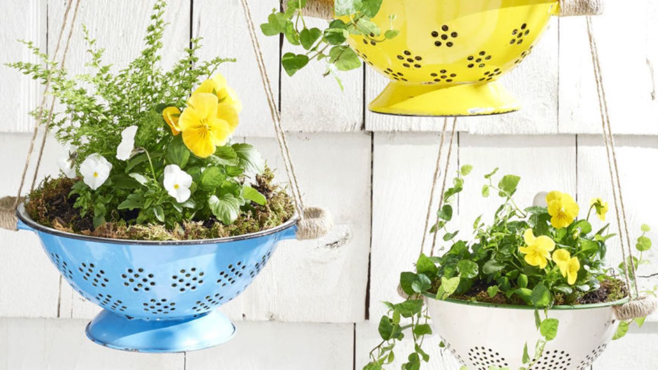 Perinteiset kukkaruukut ovat menneisyyden jäänne: keittiötarvikkeet ovat korvanneet ne puutarhassa.