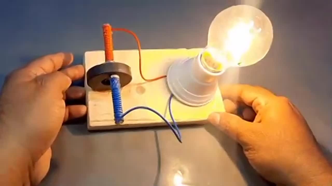 Ilmaisen energian saaminen pahvista ja sahanpurusta: yksinkertainen kotitekoinen menetelmä, joka muuttaa tavalliset jätteet tehokkaaksi lämpöpolttoaineeksi, ja selitys sille, miksi miljardit ihmiset eivät vieläkään tunne tätä salaisuutta.