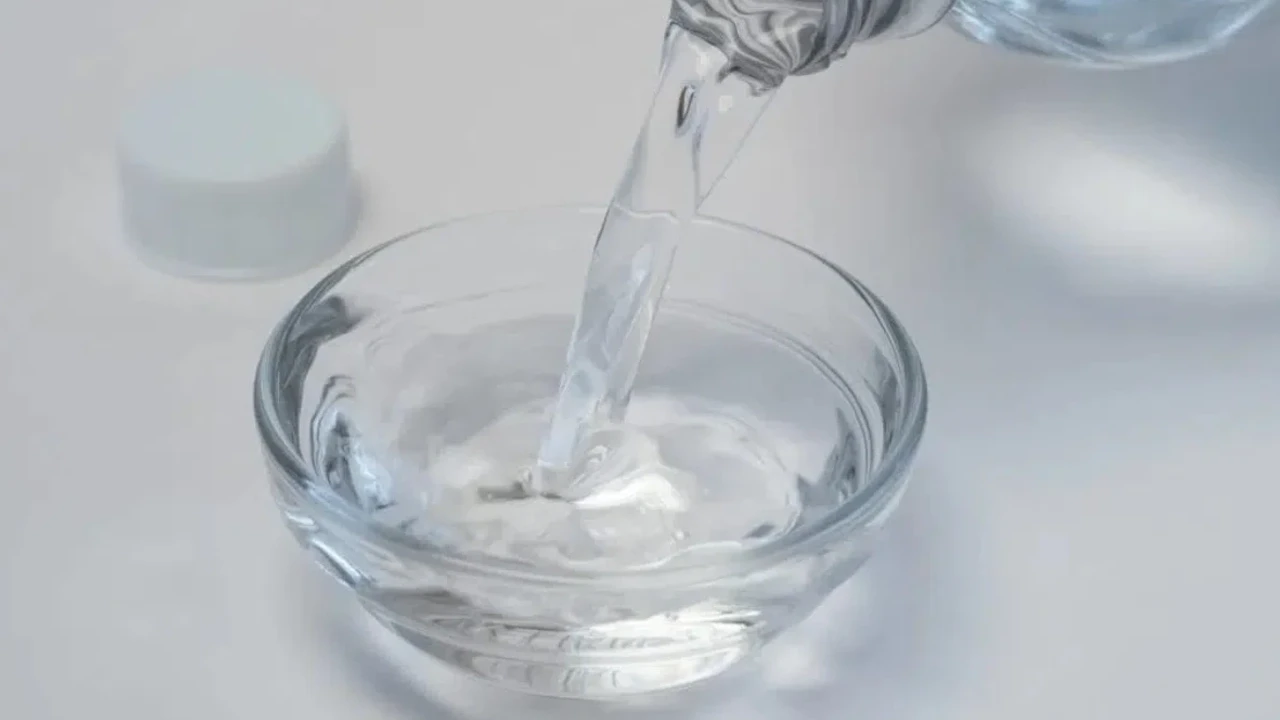 Asiantuntijat ovat yhtä mieltä: ”Saippua, johon on lisätty hieman etikkaa, on ihmeellinen keino puisten kaappien puhdistamiseen”.