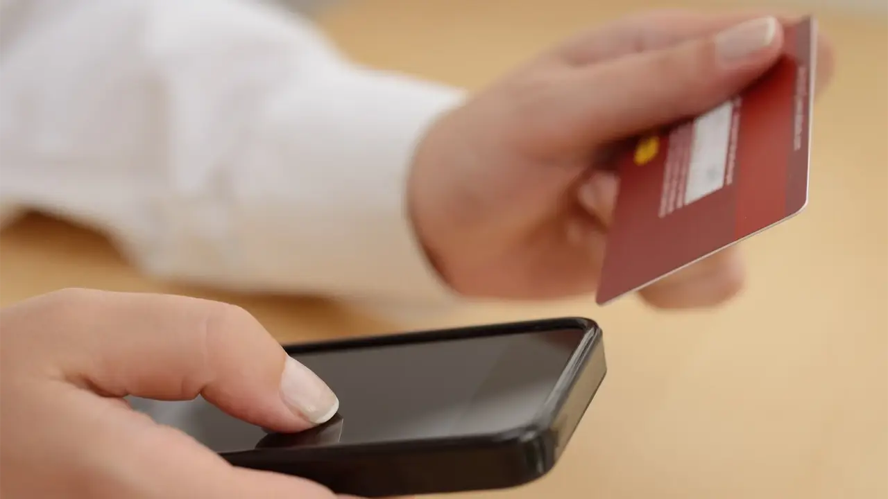 Varoitus lomalla tapahtuvasta petoksesta: miten välttää se kortilla ja QR-koodilla maksettaessa.