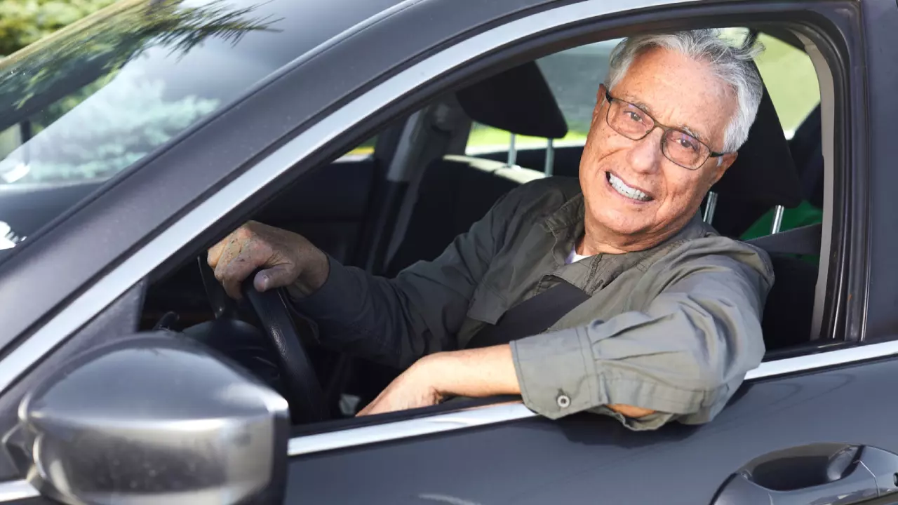 Yli 60-vuotiaiden ajokorttien peruuttaminen: he eivät voi enää uusia ajokorttiaan, jos eivät täytä tätä vaatimusta.