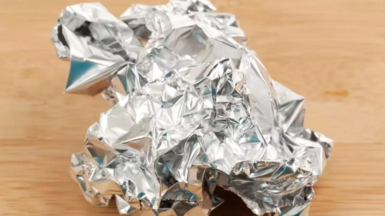 Onko teillä kaapissa alumiinifoliota? Kiinnittäkää se teipillä ovenkahvaan. Tämä edullinen temppu on saavuttanut suuren suosion yhdestä syystä.