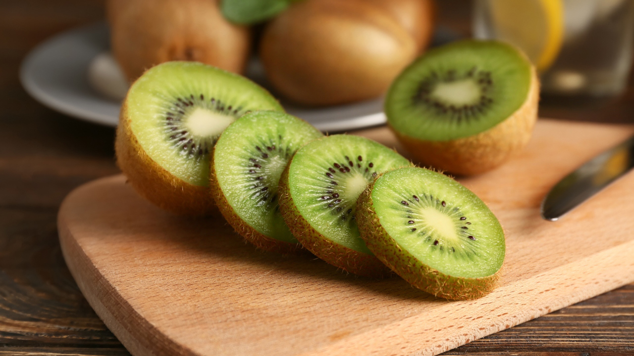 Miksi tutkijat suosittelevat syömään kaksi kiiviä päivässä ja miten se vaikuttaa ihon, suoliston ja sydän- ja verisuonijärjestelmän terveyteen?