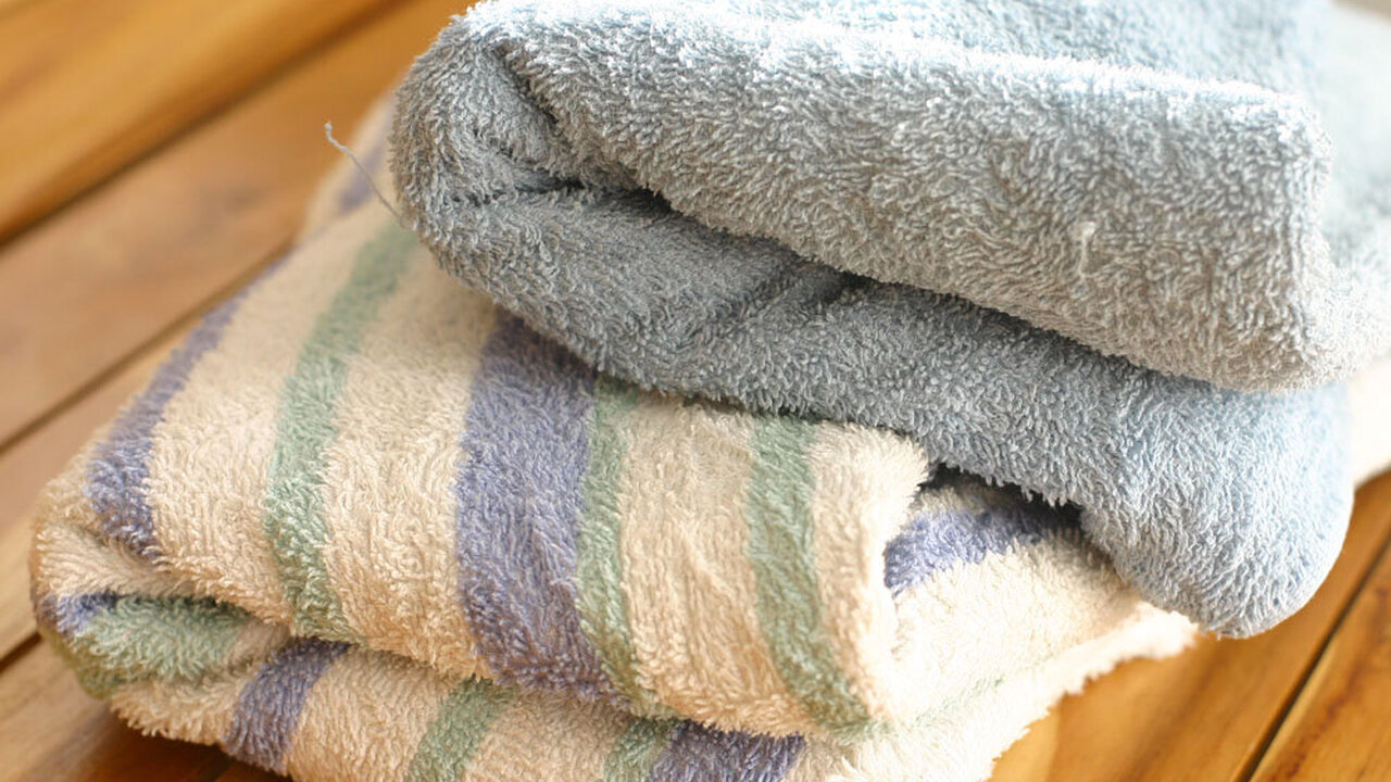 Älä heitä vanhoja pyyhkeitä pois, ne ovat todellinen aarre: miten niitä voi käyttää uudelleen kodinkoneiden suojana.