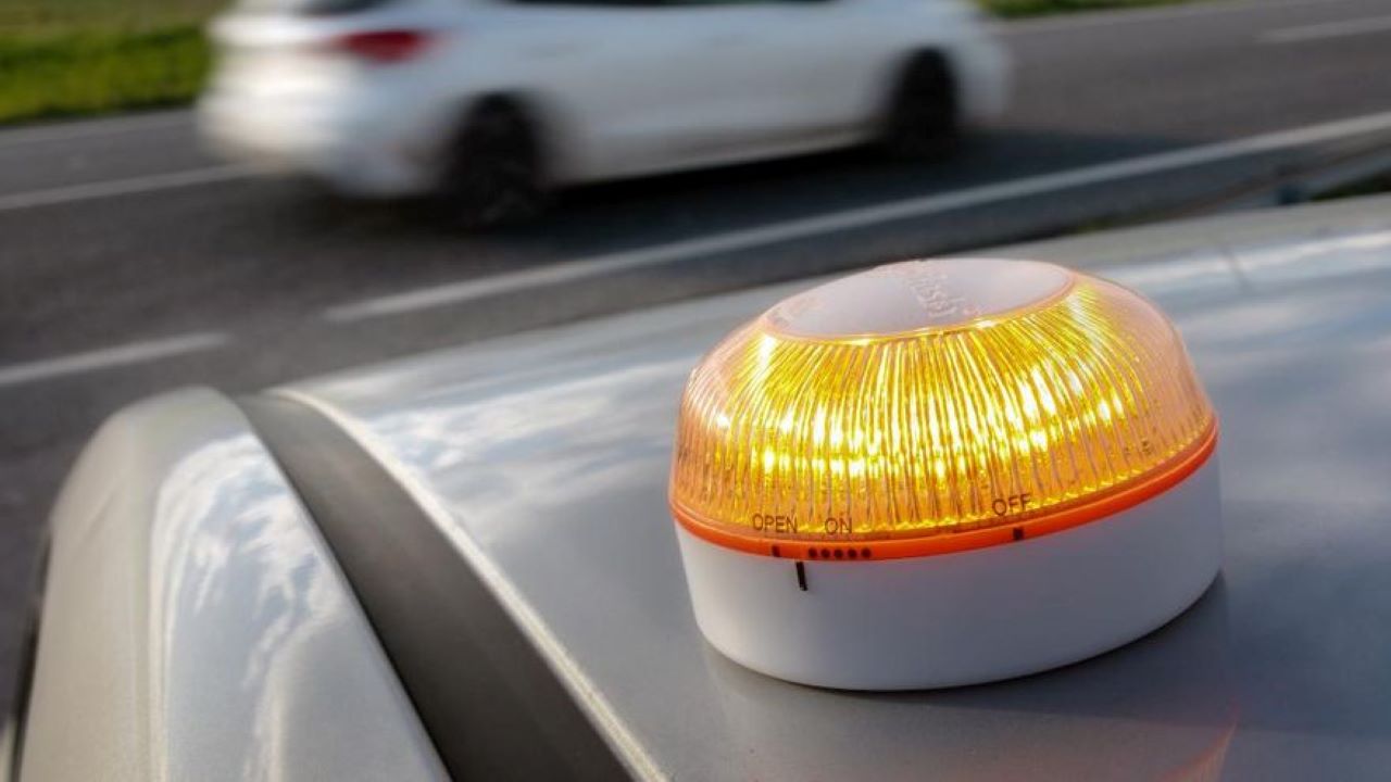 Kuinka V16-vilkkuva majakka muuttui liikenneturvallisuuden symbolista kuljettajien epäluottamuksen lähteeksi: geolokaatio, yleisesti saatavilla olevat kartat ja homologisoinnin peruuttaminen.