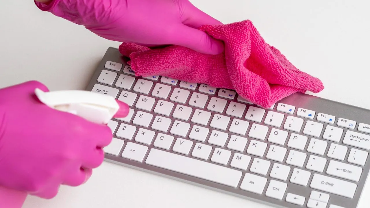 Helppo tapa puhdistaa tietokoneen näppäimistö tarran tai meikkisiveltimen avulla.