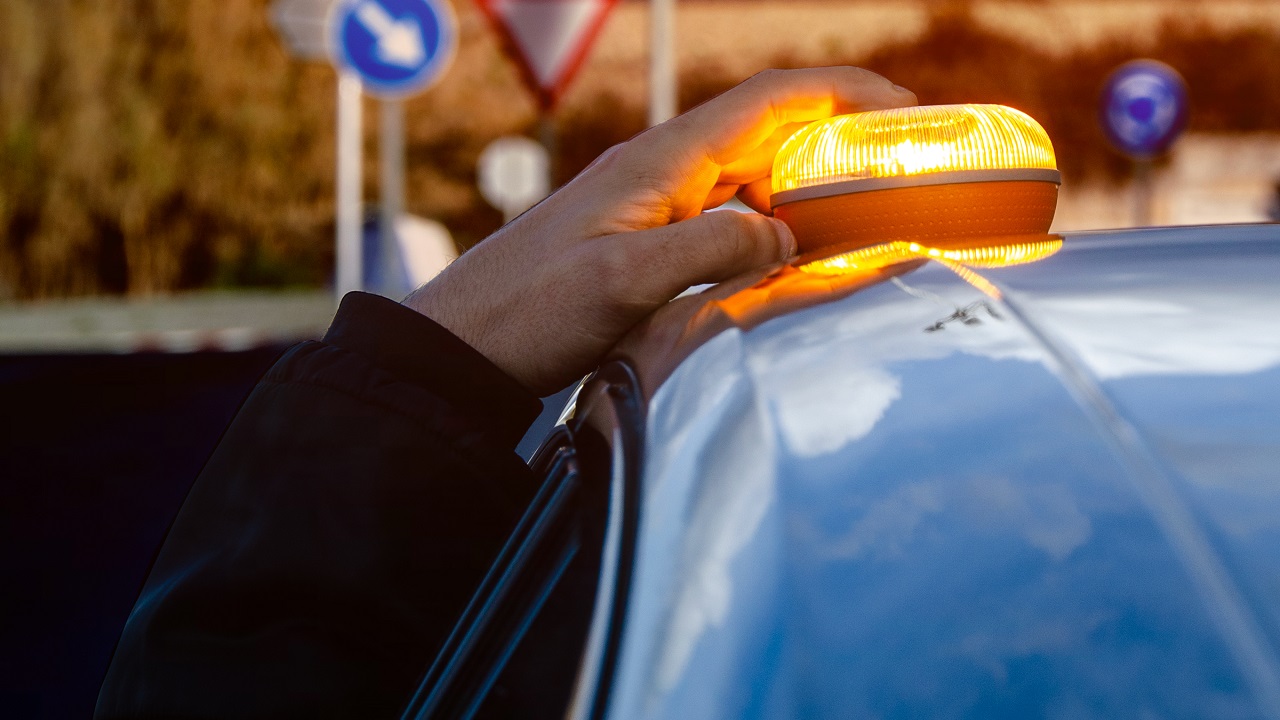 Kuinka V16-vilkkuva majakka muuttui liikenneturvallisuuden symbolista kuljettajien epäluottamuksen lähteeksi: geolokaatio, yleisesti saatavilla olevat kartat ja homologisoinnin peruuttaminen.