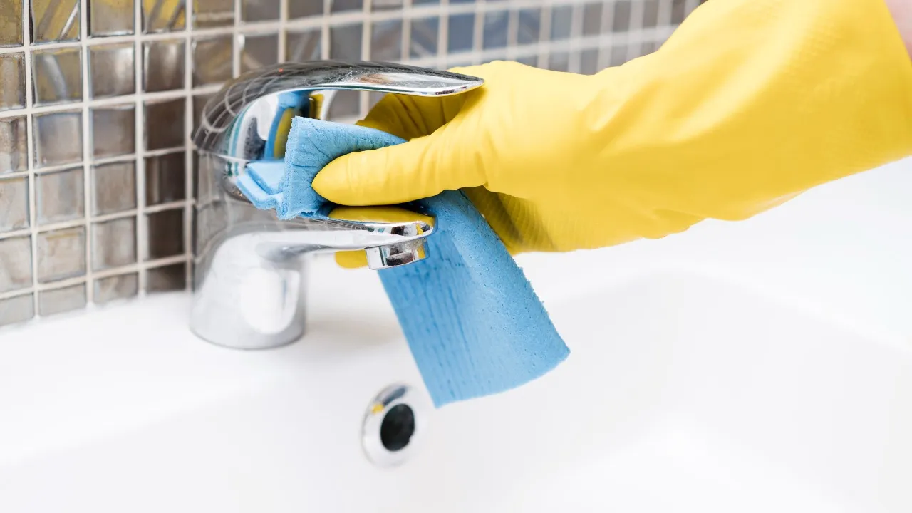 Ilman etikkaa ja ruokasoodaa | Paras kotitekoinen keino kalkkikiven poistamiseen hanoista ja wc-istuimista