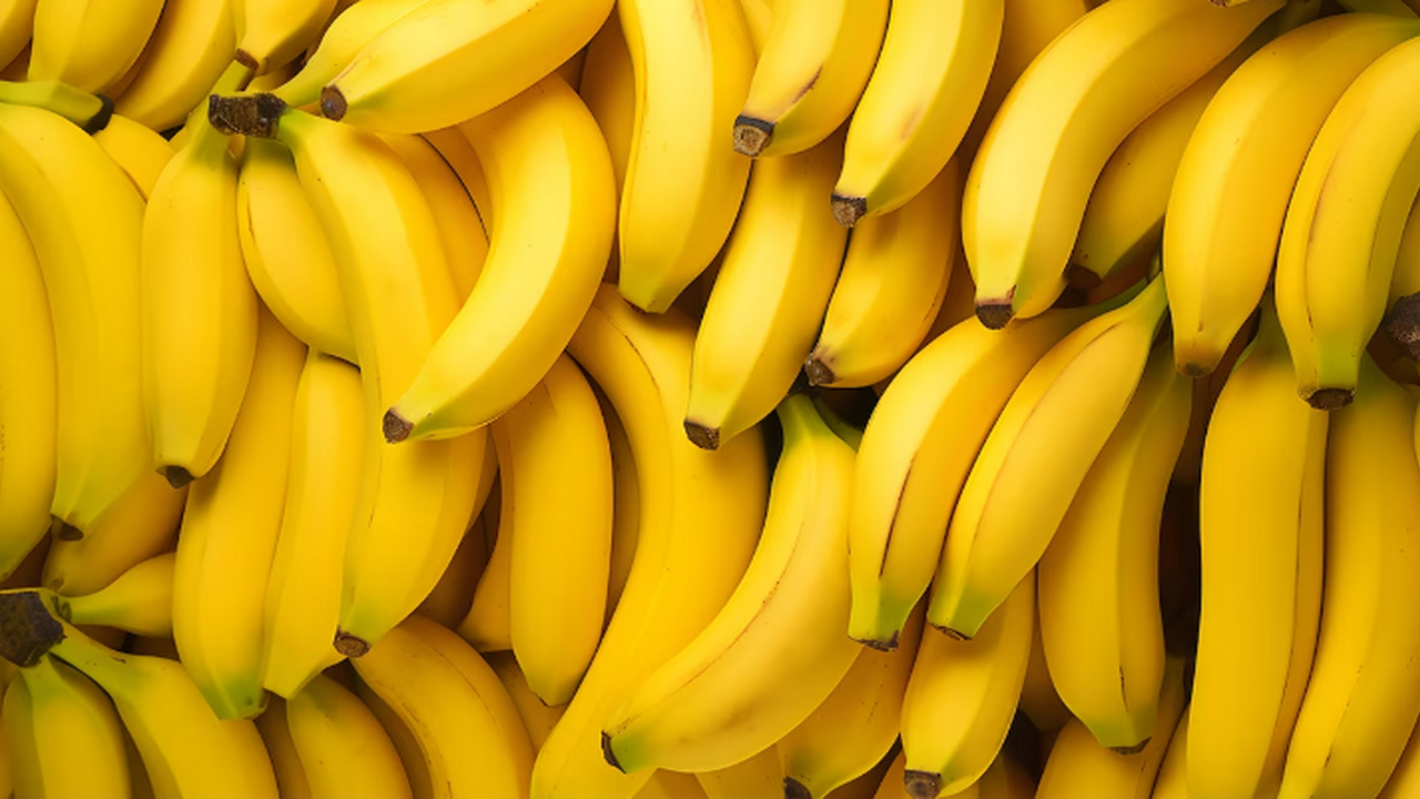 Kuinka säilyttää banaanit tuoreina paljon pidempään tuotteella, joka löytyy jokaisen keittiöstä.