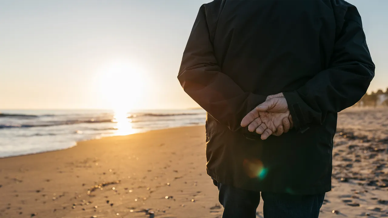 Psykologia väittää, että jos kävelet kädet selän takana, sinulla on seuraavat yhteiset piirteet.