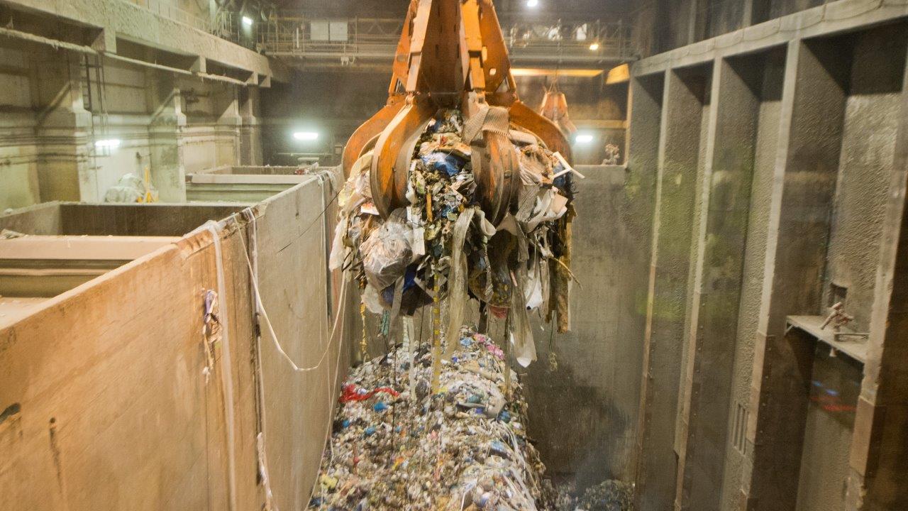 Kiina on rakentanut yli 1000 jätteenpolttolaitosta, mutta niiden kapasiteetti on jo käytetty loppuun: nyt on alettu kaivaa kaatopaikkoja.