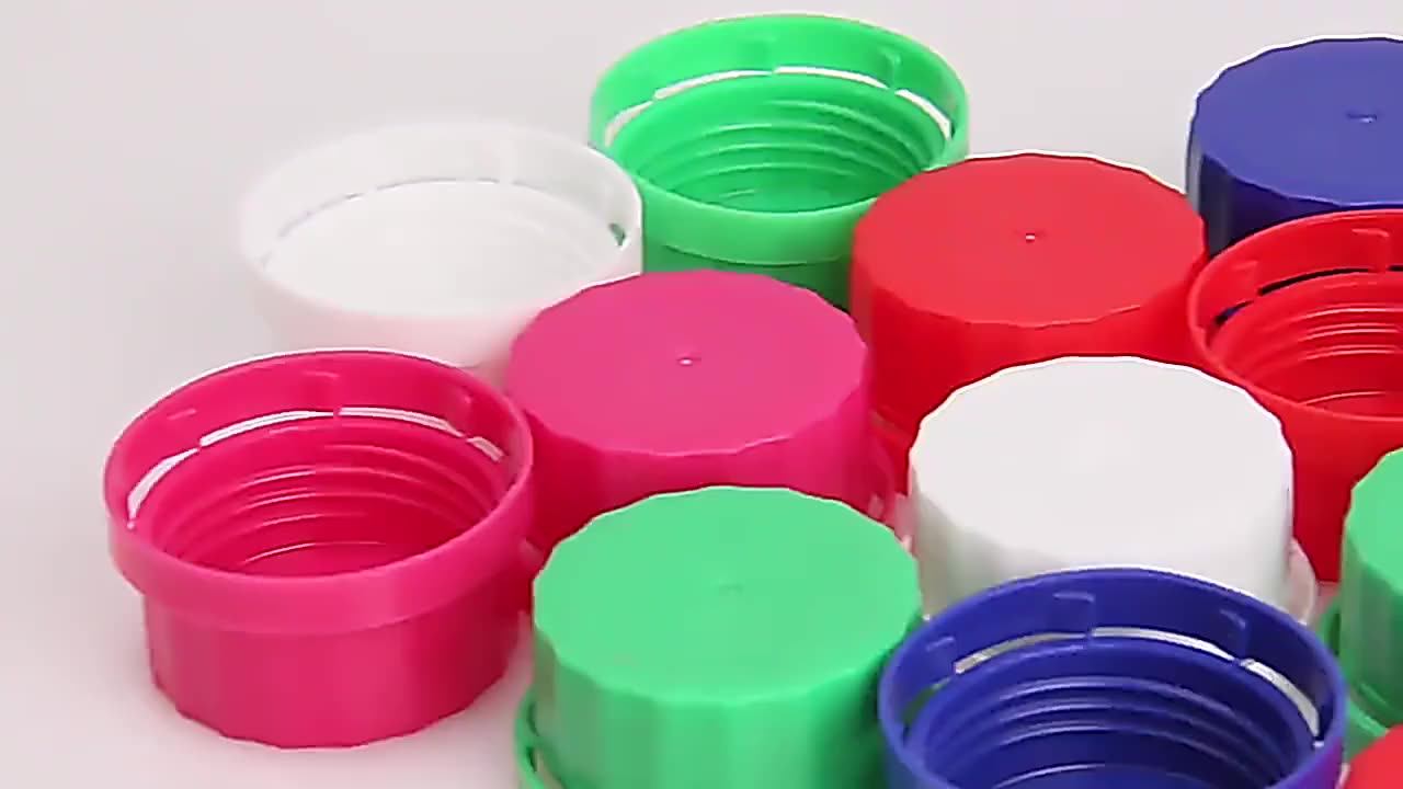 En enää heitä muovipullojen korkkeja pois – näin käytän niitä keittiössä