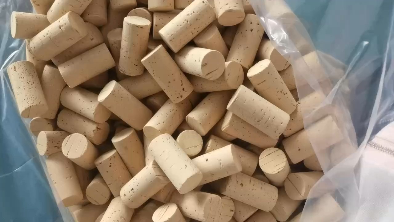 Uudelleen loistavat korkit: kierrätysideat uudelle vuodelle kestävän kehityksen periaatteita noudattaen.