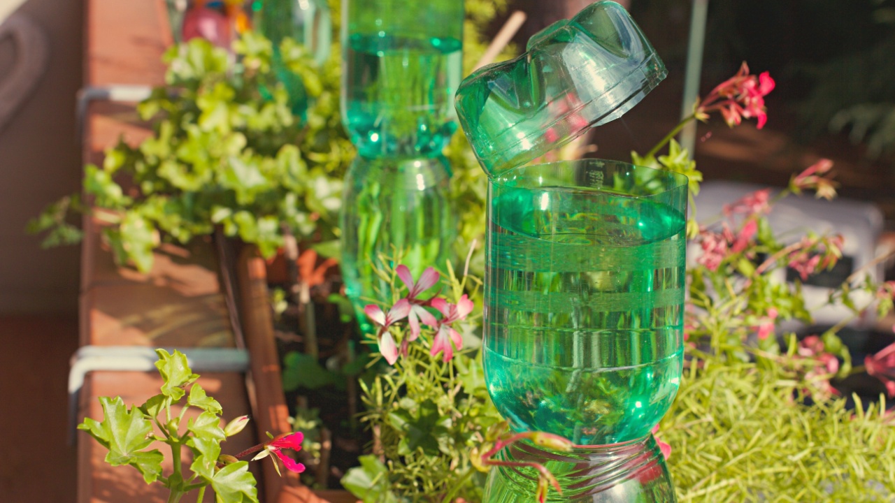 Vihreiden vesipullojen ripustaminen parvekkeelle: miksi se on suositeltavaa ja miksi se on tarpeen.