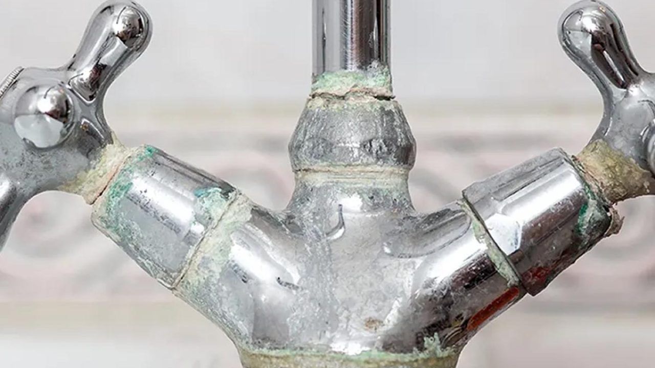 Ilman etikkaa ja ruokasoodaa | Paras kotitekoinen keino kalkkikiven poistamiseen hanoista ja wc-istuimista