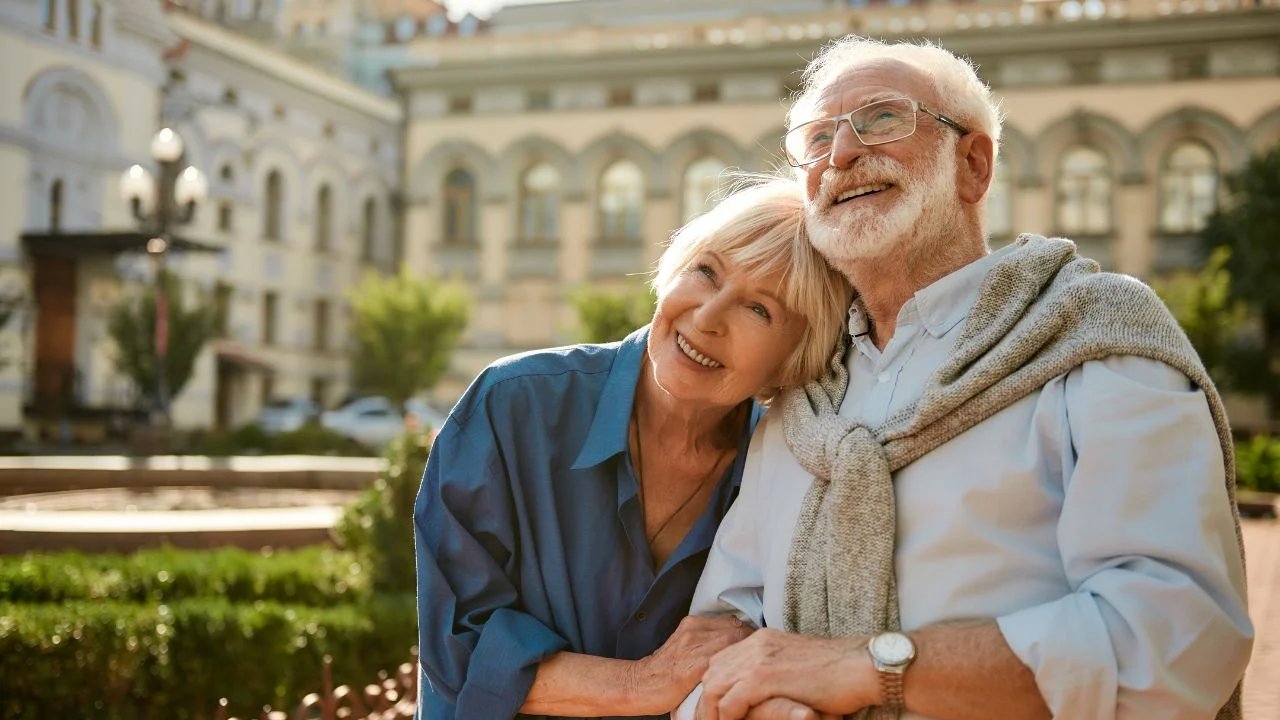Jos haluat elää onnellisemmin 65-vuotiaana, sano hyvästit näille tavoille.