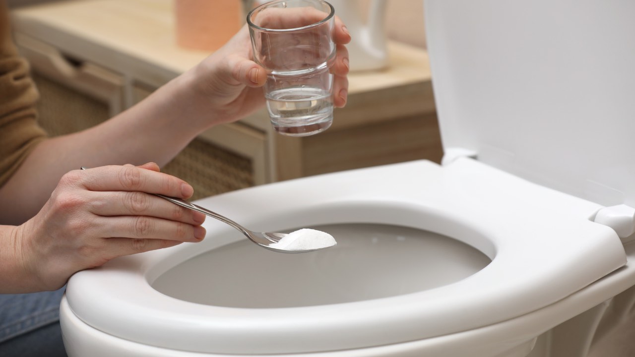 Ei etikkaa, ei ruokasoodaa: tehokkain tapa poistaa kalkkikertymät wc-pytystä.