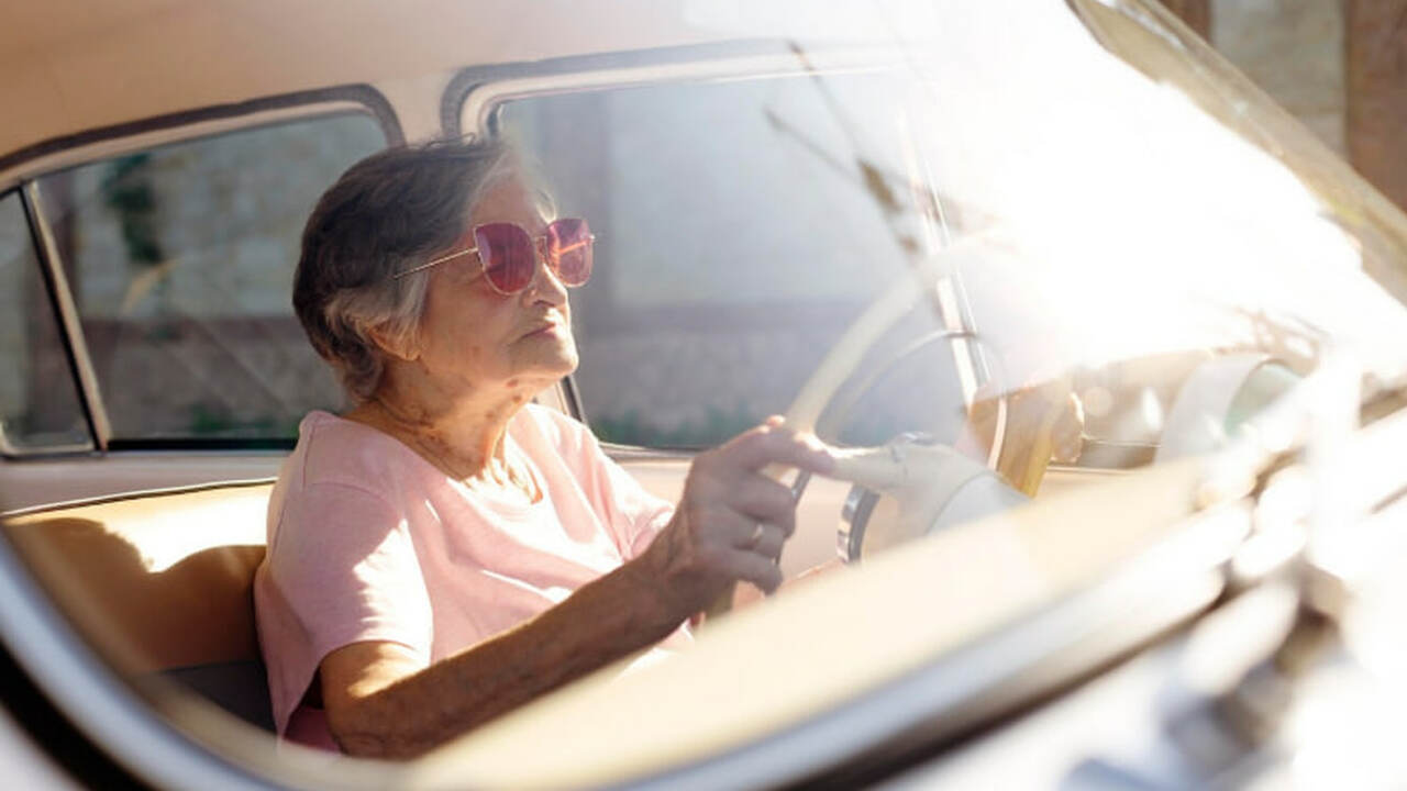 65 vuotta täyttäneiden henkilöiden ajokorttien peruuttaminen: he eivät voi enää uusia ajokorttiaan, jos eivät täytä tätä vaatimusta.