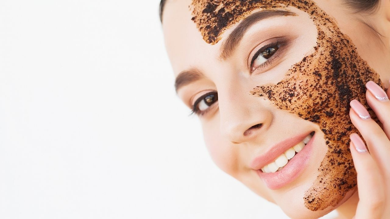 Kahvi- ja jogurttinaamio: luonnollinen kuorinta-aine, joka tekee ihosta säteilevän.