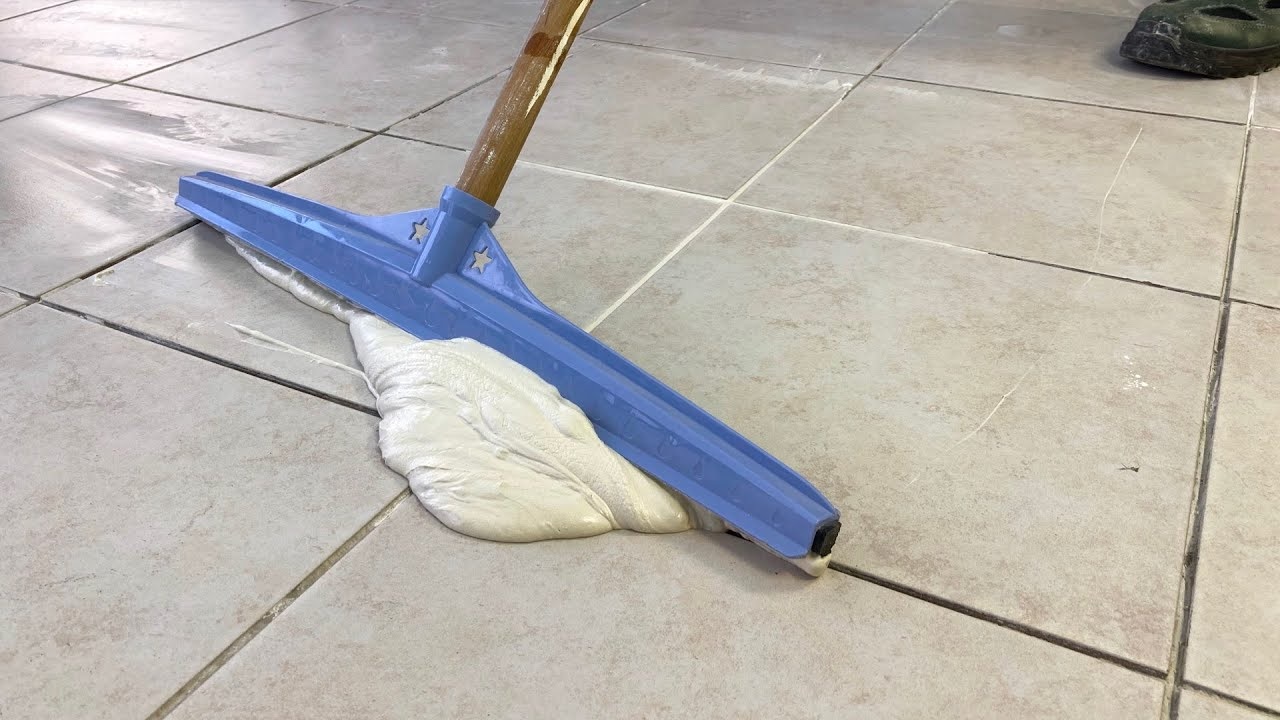 Laattojen saumausaine muuttuu valkoiseksi ja kiiltäväksi, kuten ensimmäisellä kerralla: puhdistusaine, joka tekee siitä hetkessä täysin puhtaan.