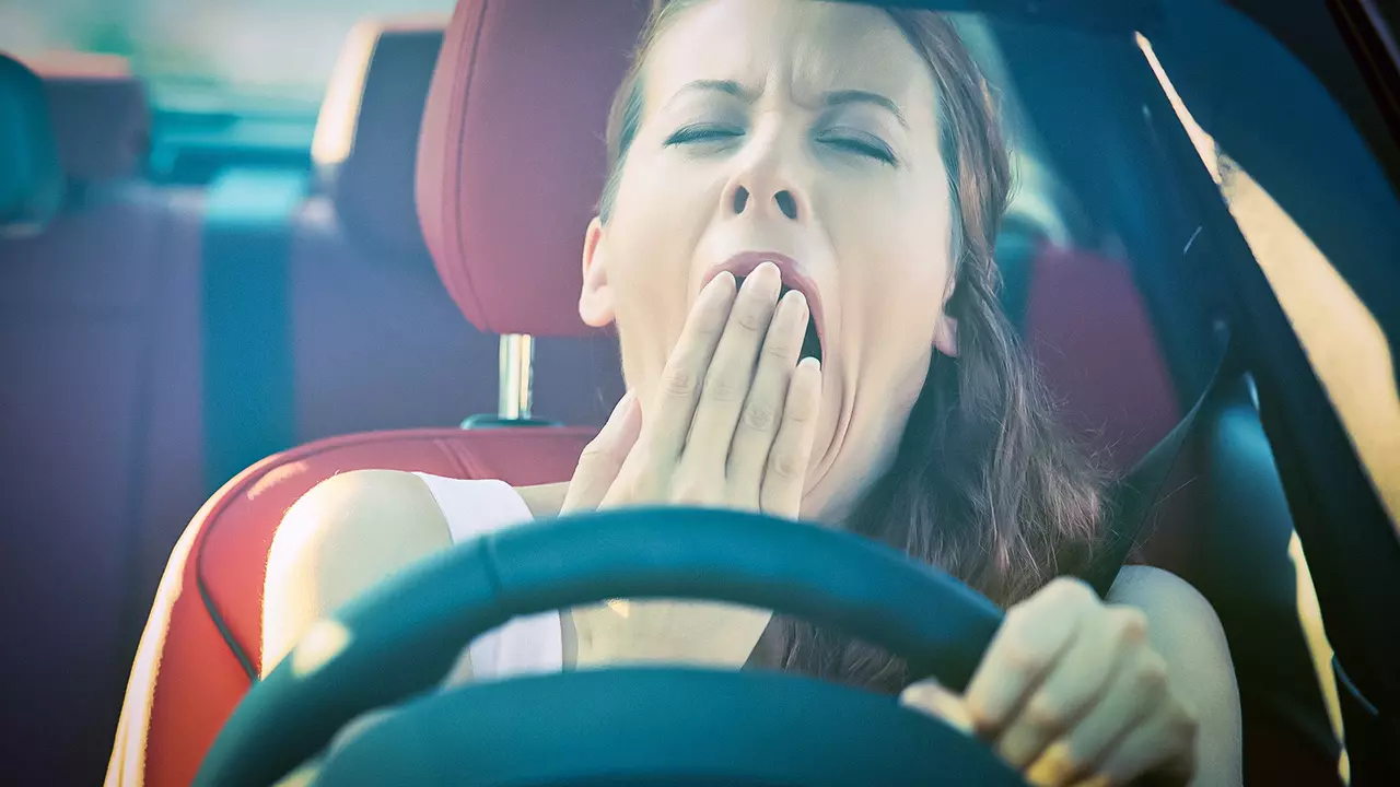 Uneliaisuus ratissa: oireet ja 10 asiantuntijan vinkkiä hyvän yöunen varmistamiseksi ennen matkaa.