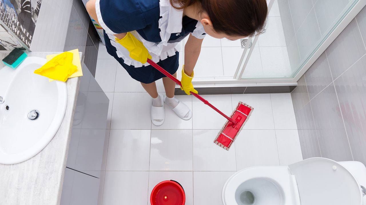 Miksi kylpyhuoneessa on epämiellyttävä haju, vaikka se on puhdas, ja miten siitä pääsee eroon.