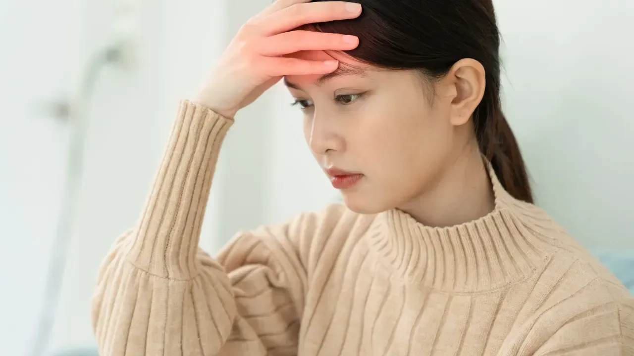 Kesämigreeni: sen pahentavat tekijät ja miten estää kohtaukset lomalla.