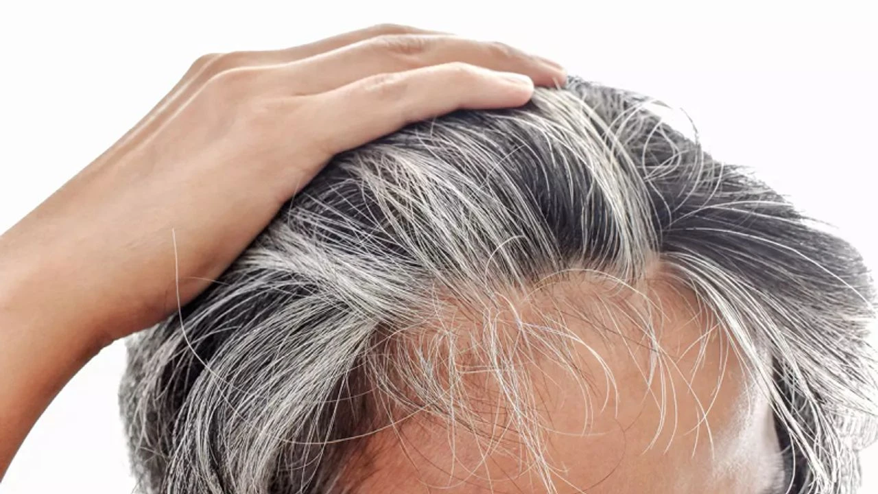 Sano hyvästit harmaille hiuksille: miten valmistaa ja levittää tämä kotitekoinen väriaine, joka tekee hiuksistasi kiiltävät ja sileät.