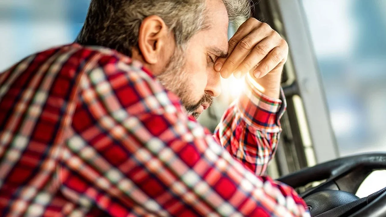 Uneliaisuus ratissa: oireet ja 10 asiantuntijan vinkkiä hyvän yöunen varmistamiseksi ennen matkaa.