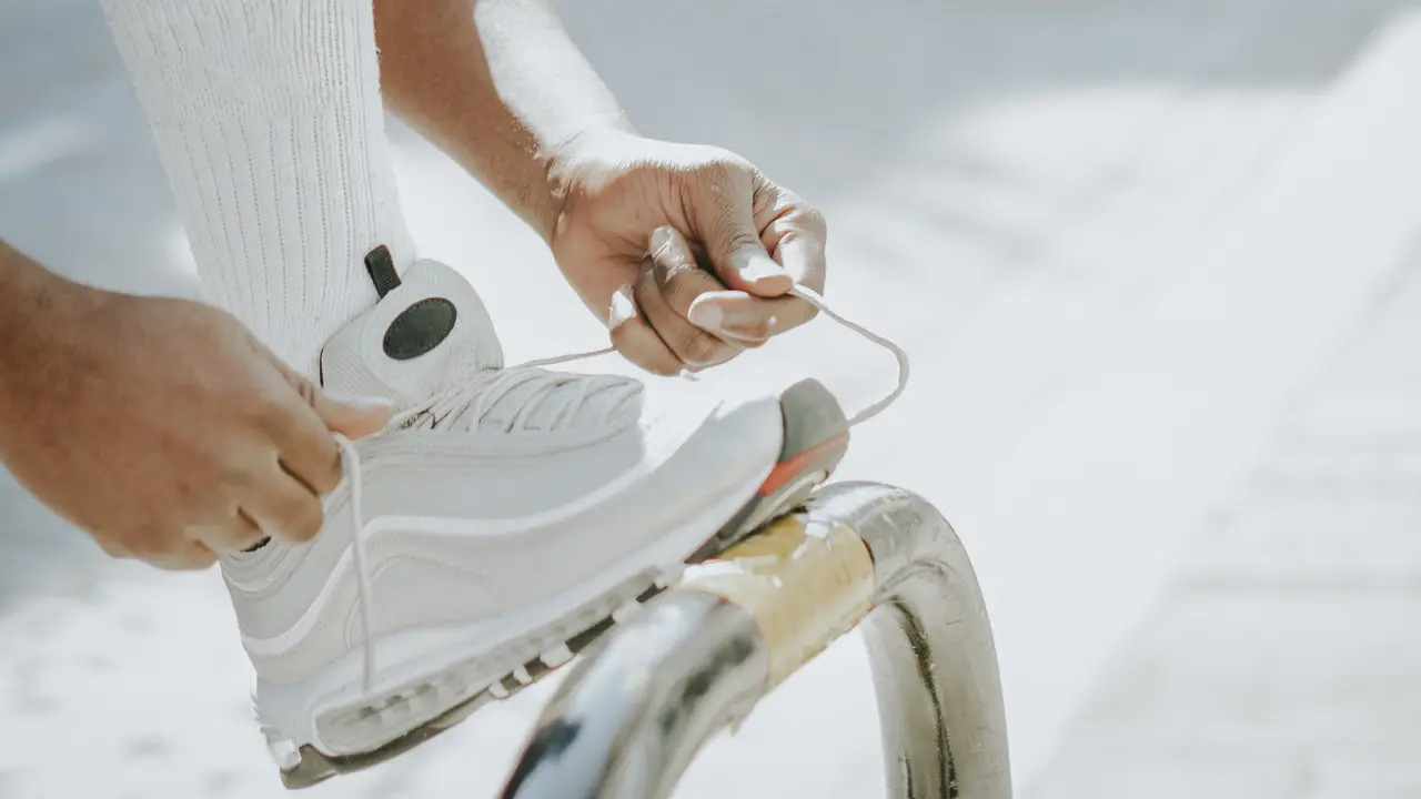 Kuinka puhdistaa valkoiset lenkkarit: paras tapa estää vauriot ja pitää ne täydellisessä kunnossa.