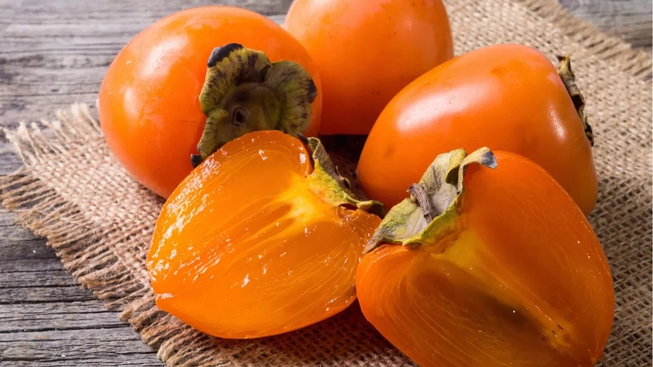 Kaki, tämä kausiluonteinen hedelmä, on hyödyllinen, koska se suojaa näköä, alentaa verenpainetta ja on hyvä energianlähde.