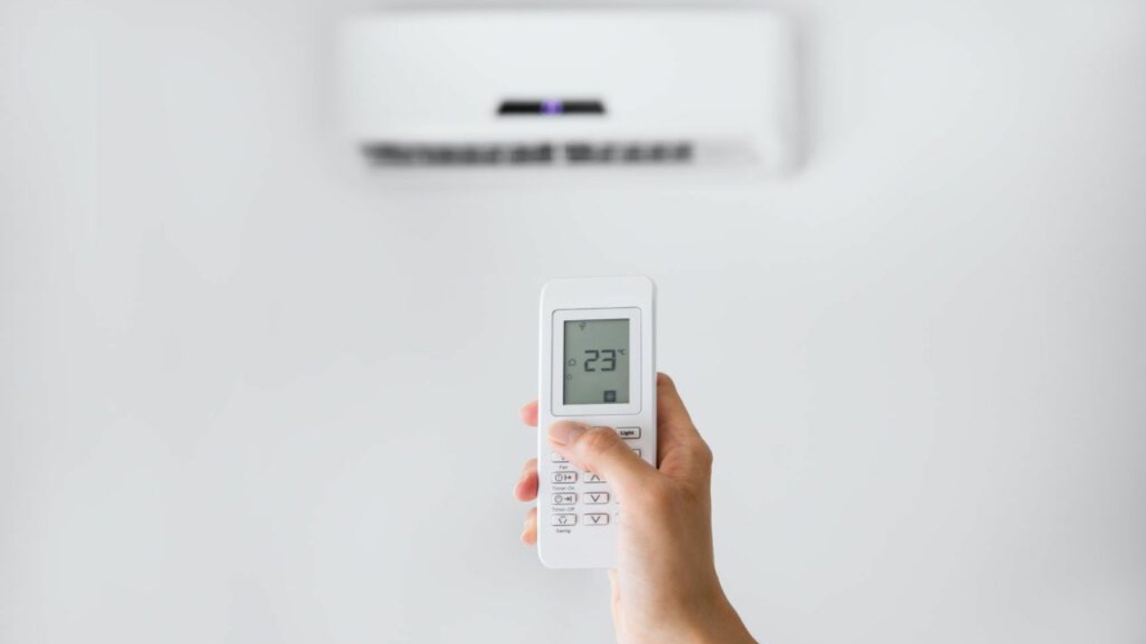 Mikä on halvempaa: kytkeä ilmastointilaite pois päältä ja päälle vai jättää se käymään koko päiväksi?