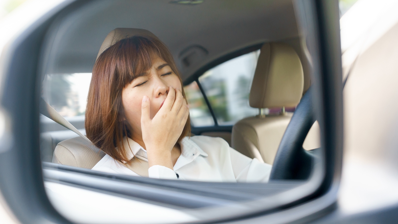 Uneliaisuus ratissa: oireet ja 10 asiantuntijan vinkkiä hyvän yöunen varmistamiseksi ennen matkaa.