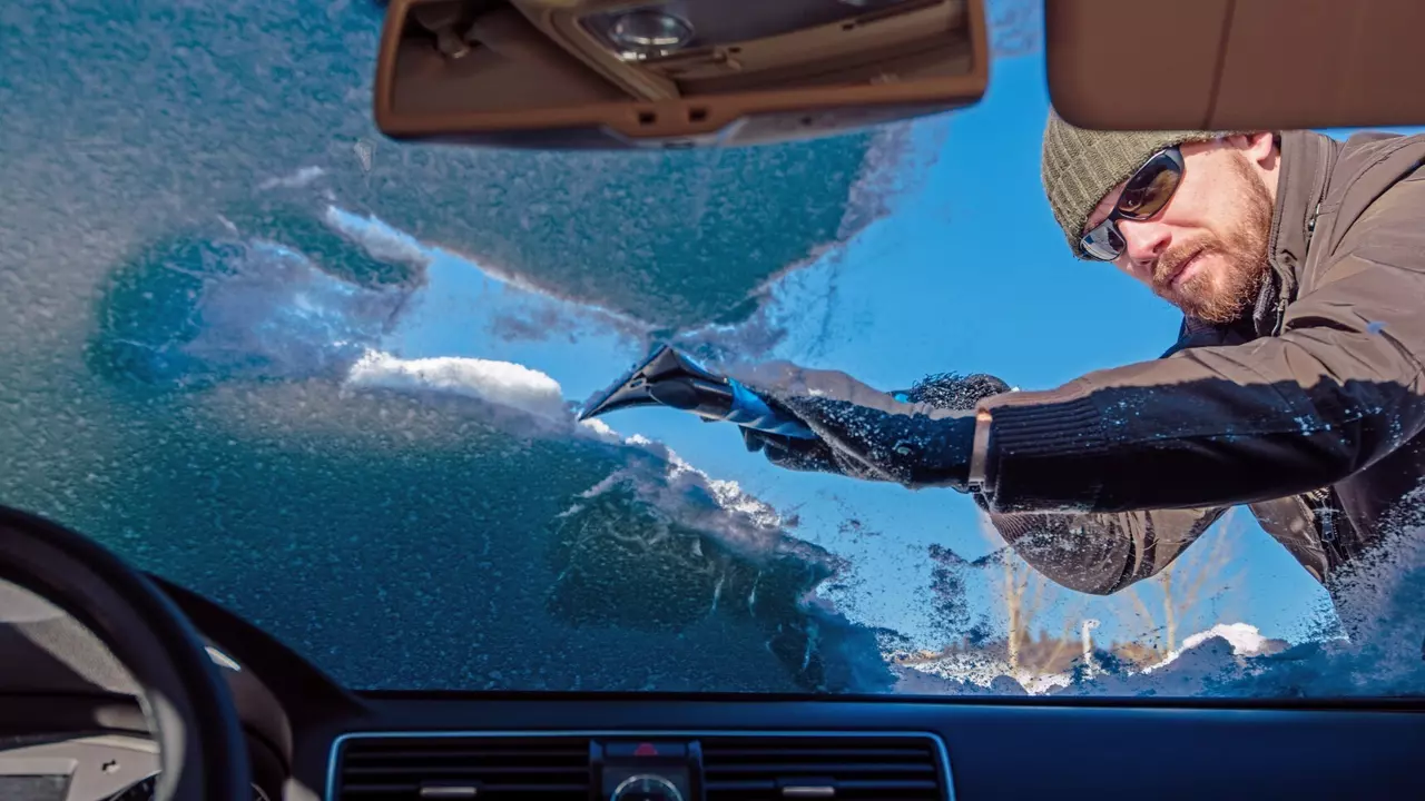 Kuinka sulattaa auton tuulilasi turvallisesti