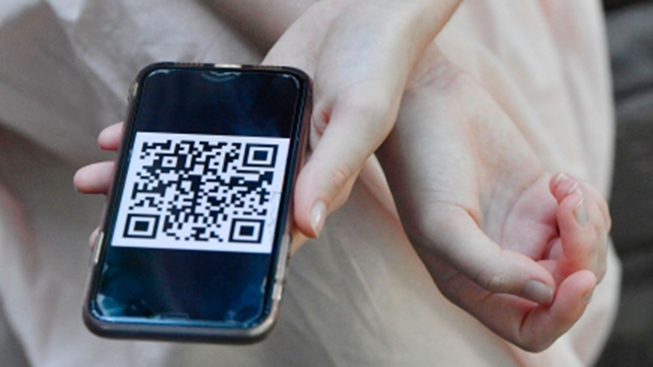 Varoitus lomalla tapahtuvasta petoksesta: miten välttää se kortilla ja QR-koodilla maksettaessa.