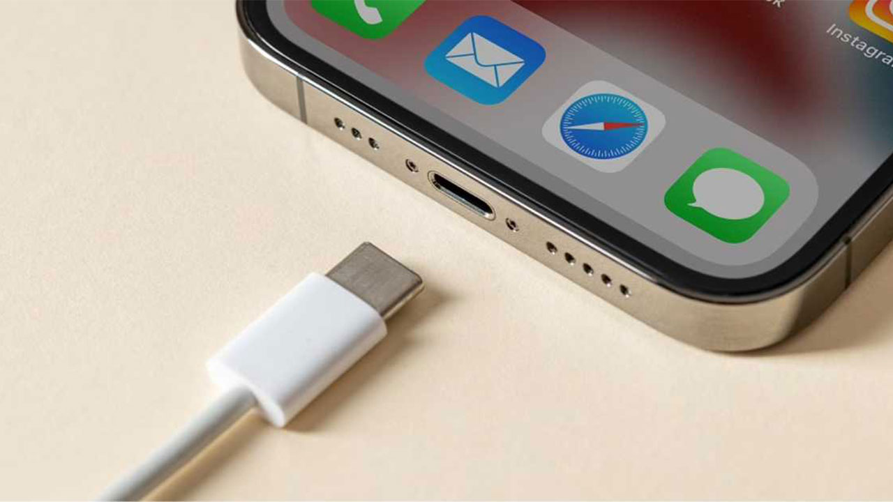 Pitäisikö puhelin tai laturi kytkeä ensin? Tässä on oikea tapa.