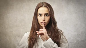 Mitä psykologisesta näkökulmasta tarkoittaa se, että ihminen on aina hiljaa välttääkseen konflikteja?