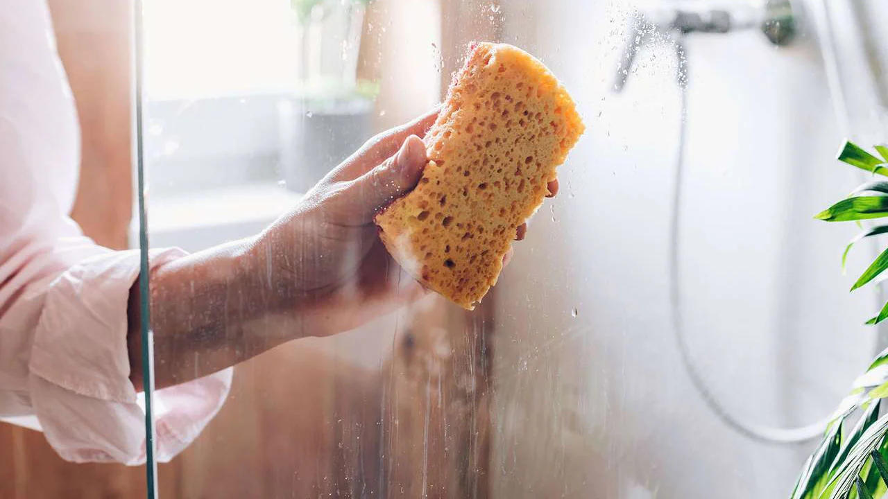 Yksinkertainen (vähän tunnettu) tapa poistaa kalkkikertymät suihkuseinistä: ei vaadi mitään vaivannäköä, ja ne tulevat täysin puhtaiksi.