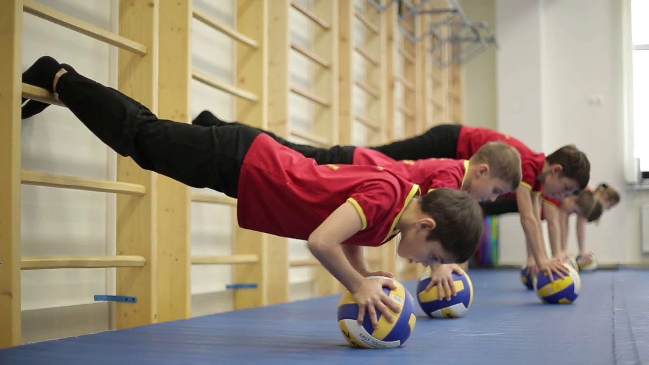 Fysioterapeuttien suosittelemat harjoitukset aivojen aktiivisuuden ja energiatason ylläpitämiseksi.