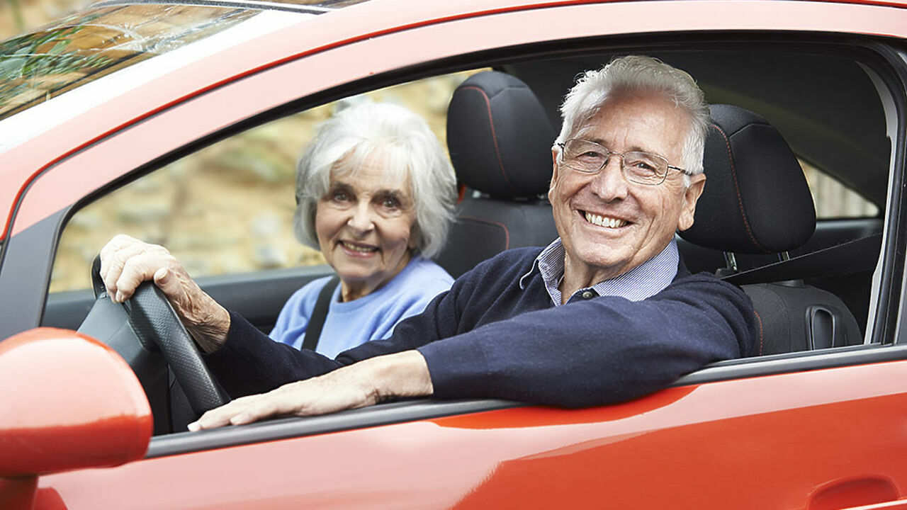 65 vuotta täyttäneiden henkilöiden ajokorttien peruuttaminen: he eivät voi enää uusia ajokorttiaan, jos eivät täytä tätä vaatimusta.